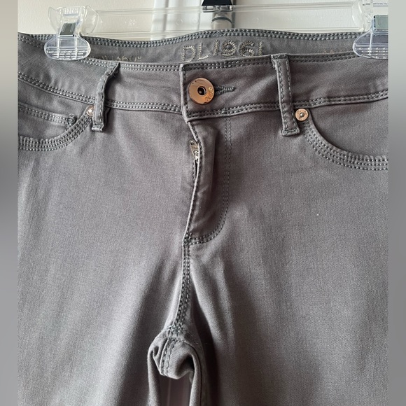 Like new DL 1961 jeans - Picture 5 of 5